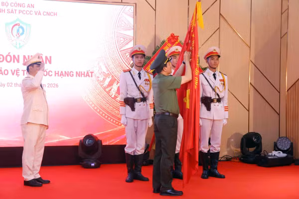Đại tướng Lương Tam Quang gắn Huân chương Bảo vệ Tổ quốc hạng Nhất tặng Cục Cảnh sát phòng cháy, chữa cháy và cứu nạn, cứu hộ. (Ảnh: KIÊN PHẠM)