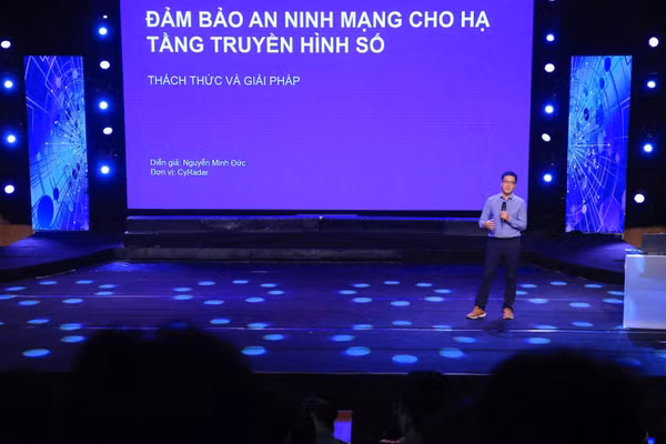 Diễn giả Nguyễn Minh Đức phân tích những thách thức, giải pháp bảo đảm an ninh mạng cho hạ tầng truyền hình số. (Ảnh: KIÊN PHẠM)