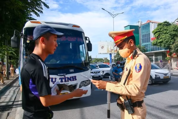 Công an thành phố Hà Nội xử lý vi phạm giao thông trong dịp nghỉ lễ 2/9. (Ảnh: Công an Hà Nội)