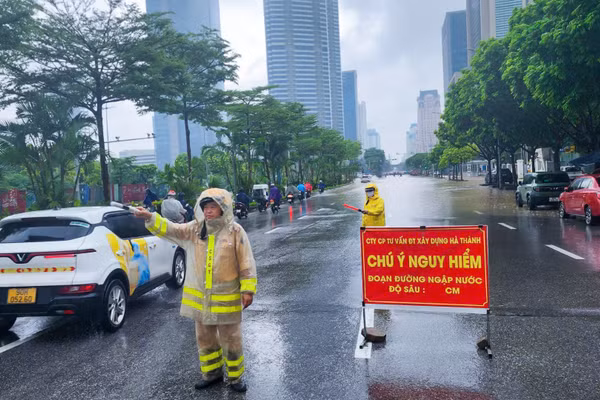Lực lượng Cảnh sát giao thông bố trí biển cảnh báo, hướng dẫn người dân lựa chọn lộ trình phù hợp. (Ảnh: NGỌC TIẾN)