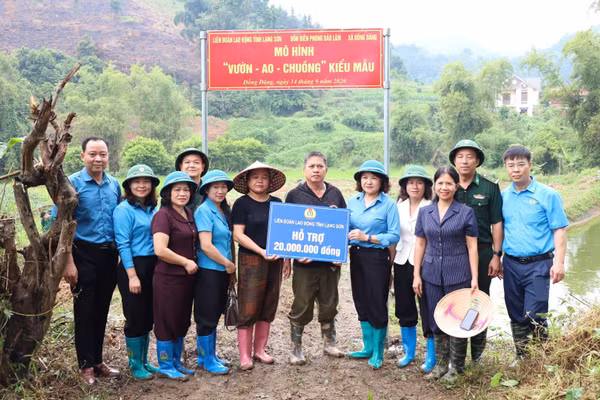 Liên đoàn Lao động tỉnh Lạng Sơn, Đồn Biên phòng Bảo Lâm, xã Đồng Đăng xây dựng mô hình "Vườn-Ao-Chuồng" kiểu mẫu. (Ảnh: PHƯƠNG CHI)