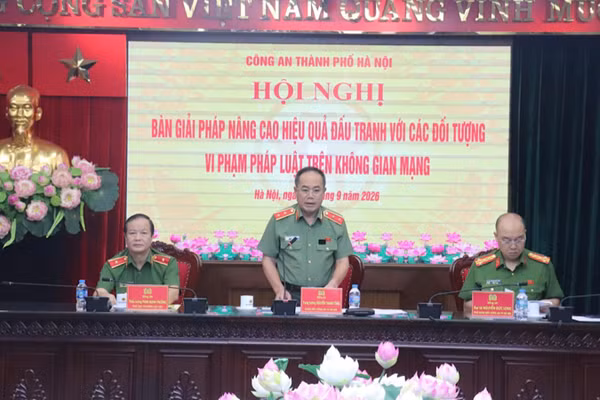 Trung tướng Nguyễn Thanh Tùng chủ trì hội nghị. (Ảnh: Công an Hà Nội)