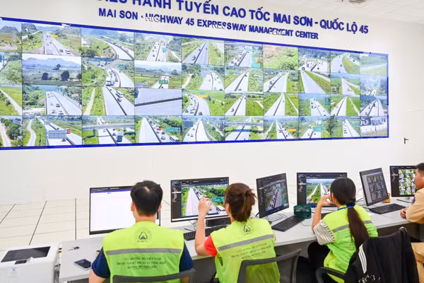 Các lực lượng chức năng tại Trung tâm điều hành tuyến cao tốc Mai Sơn-Quốc lộ 45. (Ảnh: Cục Cảnh sát giao thông)