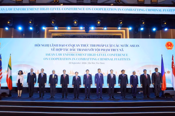 Đại diện các nước tham dự Hội nghị lãnh đạo cơ quan thực thi pháp luật các nước ASEAN về hợp tác đấu tranh với tội phạm truy nã tại Hà Nội, ngày 30/9. (Ảnh: Bộ Công an)