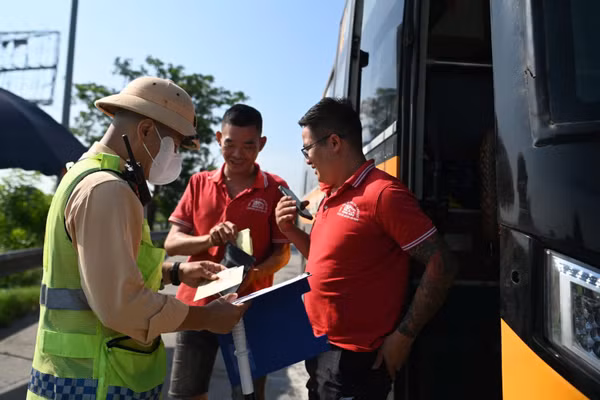 Tăng cường lực lượng xử lý vi phạm trật tự, an toàn giao thông trên các Quốc lộ 1A và 20. (Ảnh: C08)