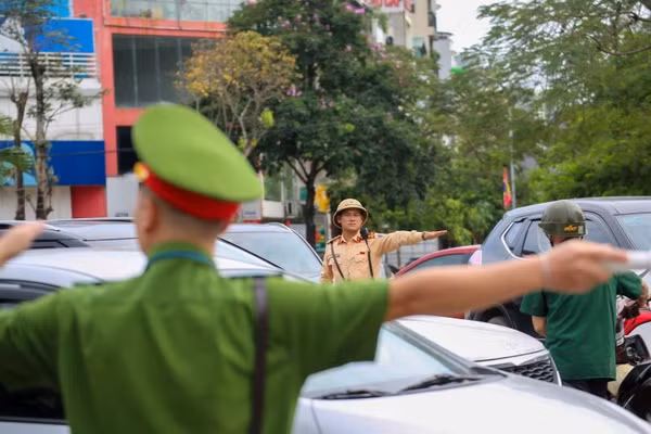 Hà Nội phân luồng từ xa tránh ùn tắc giao thông trong ngày 2/9 nhằm giảm áp lực tại nút giao khu vực Bến xe Nước Ngầm và nút giao Cổ Linh. (Ảnh: Công an Hà Nội)