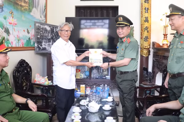 Đoàn công tác thăm hỏi, tặng quà gia đình liệt sĩ Bùi Thị Cúc. (Ảnh: NGỌC BÍCH)