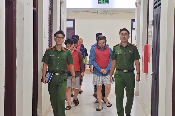 10 đối tượng bị khởi tố. (Ảnh: Công an Hà Nội)