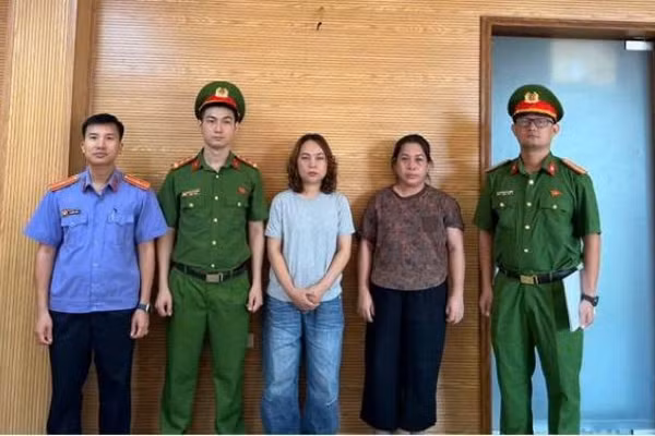 Hai đối tượng Mai và Linh bị khởi tố về hành vi Lừa đảo chiếm đoạt tài sản. (Ảnh: Công an Hà Nội)