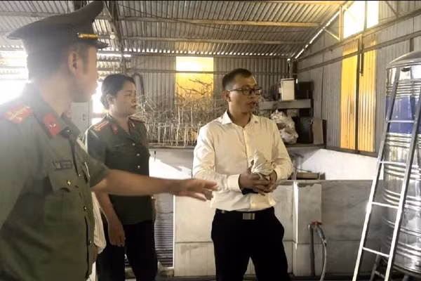 Phòng An ninh kinh tế, Công an thành phố Hà Nội kiểm tra đột xuất cơ sở kinh doanh nước đóng bình trên địa bàn. (Ảnh: Công an Hà Nội)
