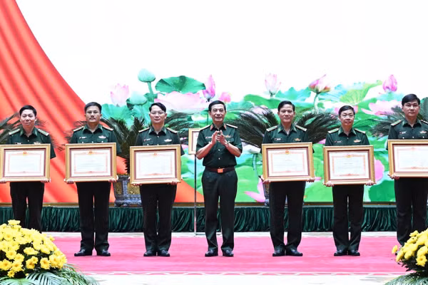 Đại tướng Phan Văn Giang trao tặng Bằng khen của Thủ tướng Chính phủ cho các tập thể, cá nhân. (Ảnh: TRỌNG HẢI)