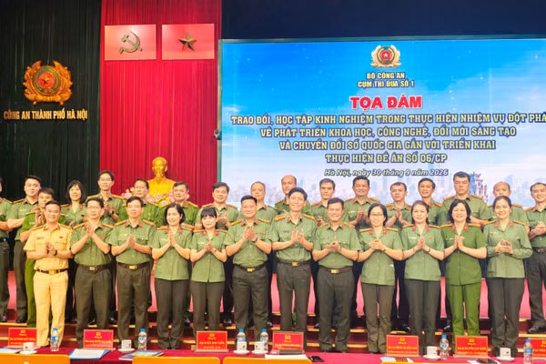 Đại diện công an ba tỉnh: Hà Nội, Hải Phòng, Thành phố Hồ Chí Minh dự tọa đàm. (Ảnh: TRỌNG NGHĨA)
