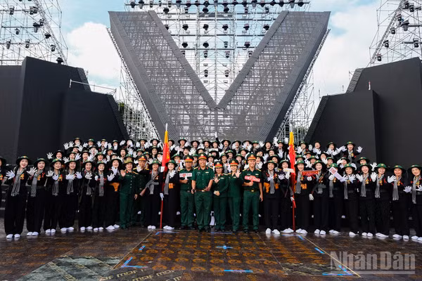 Khối đội hình nữ duyệt hoàn thiện trên sân khấu chính "Tổ Quốc Trong Tim 2"