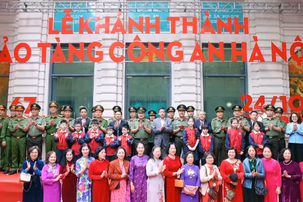 Đại diện lãnh đạo thành phố Hà Nội, đông đảo các tầng lớp nhân dân và học sinh Thủ đô dự lễ khánh thành.