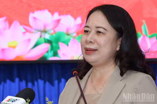 Đồng chí Võ Thị Ánh Xuân, Bí thư Trung ương Đảng, Phó Chủ tịch nước phát biểu tại buổi tiếp xúc cử tri tại phường Long Xuyên.