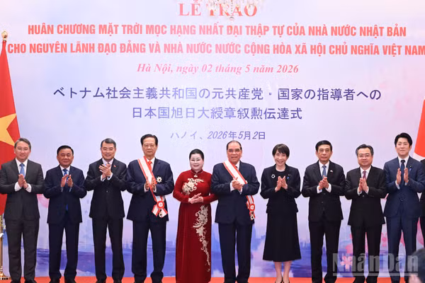 Thủ tướng Lê Minh Hưng và Thủ tướng Nhật Bản Takaichi Sanae cùng các đại biểu chụp ảnh chung.