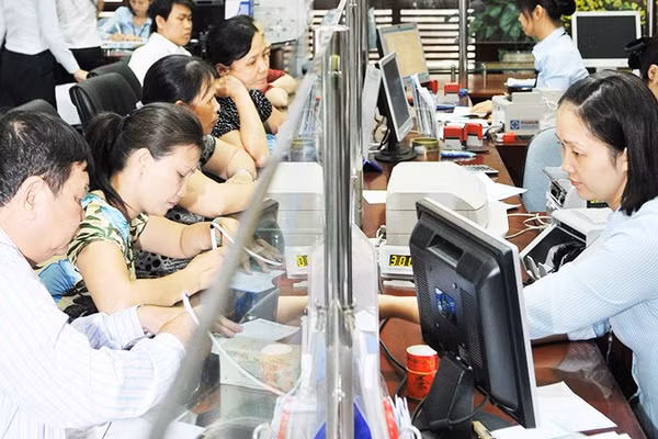 Nhiều ngân hàng đã thực hiện giảm lãi suất kể từ đầu quý II. Ảnh: NAM ANH