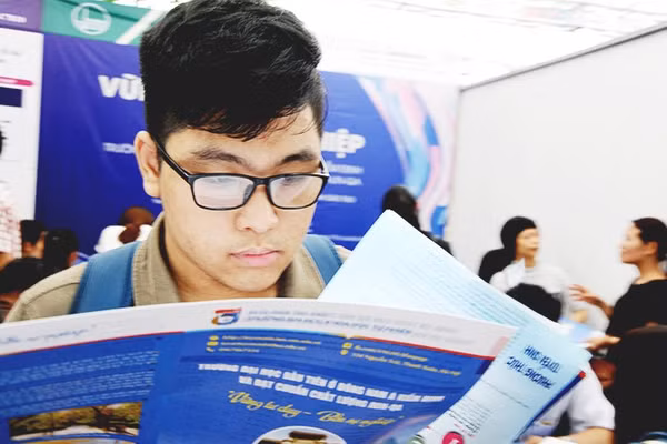 Thí sinh cần tìm hiểu kỹ các thông tin tuyển sinh của các trường đại học. Ảnh: NAM NGUYỄN