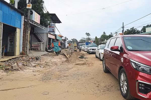 Mặt đường bị thu hẹp đáng kể khiến việc lưu thông trên trục du lịch Mũi Né gặp nhiều khó khăn.