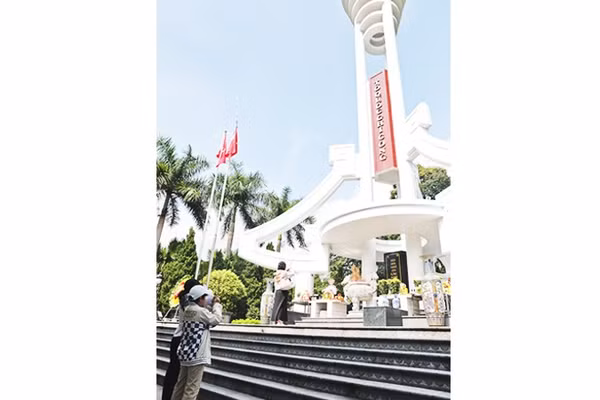 Người dân đến viếng tại Nghĩa trang Liệt sĩ Quốc gia Vị Xuyên. Ảnh: MINH LÊ