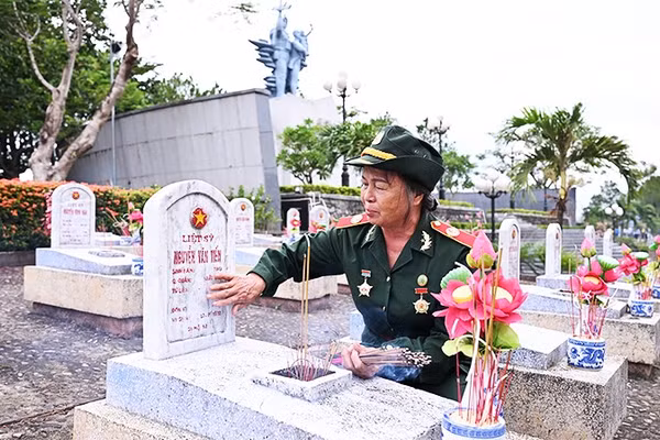 Bà Nguyễn Thị Nhớ (Cam Lộ, Quảng Trị) viếng đồng đội tại Nghĩa trang Liệt sĩ quốc gia Đường 9.