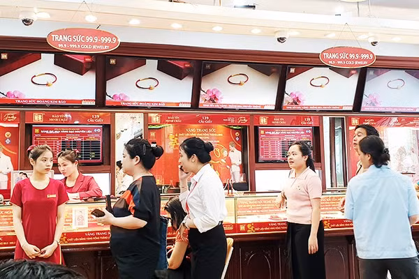 Khách xếp hàng để mua bán vàng . Ảnh: NGUYỆT ANH