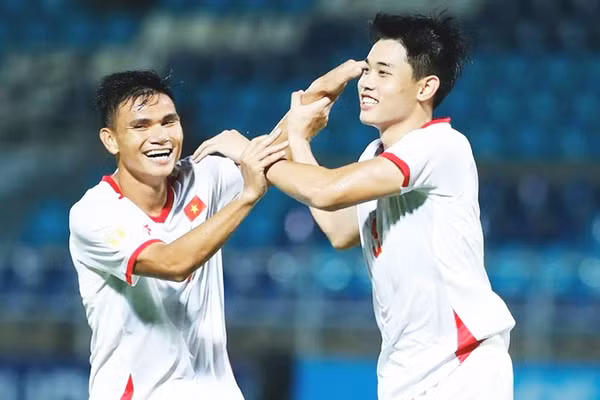 Nguyễn Đình Bắc (phải) ghi hat-trick vào lưới Đội tuyển Timor-Leste.