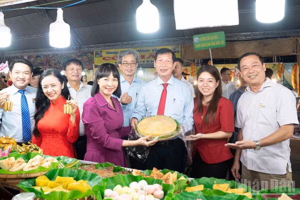 Các đại biểu tỉnh An Giang quảng bá Ngày hội Bánh dân gian Nam Bộ.
