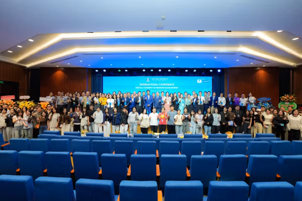 Tại hội thảo, các đại biểu cùng trao đổi, chia sẻ tri thức về kinh tế số, công nghệ và quản trị trong kỷ nguyên mới (Ảnh: Trường đại học Văn Hiến).