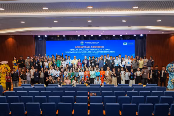 Hội thảo khoa học quốc tế “Văn hiến Việt Nam từ bản địa đến toàn cầu” với sự tham dự của đông đảo học giả, nhà nghiên cứu, giảng viên, sinh viên, đại biểu trong và ngoài nước. (Ảnh: Trường đại học Văn Hiến)