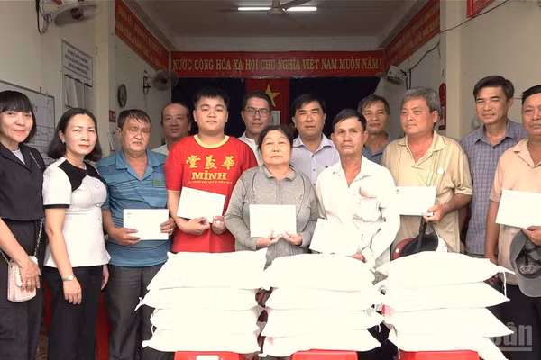 Lãnh đạo phường Châu Đốc thăm hỏi, hỗ trợ 6 hộ có nhà bị cháy ( Ảnh THANH DŨNG)