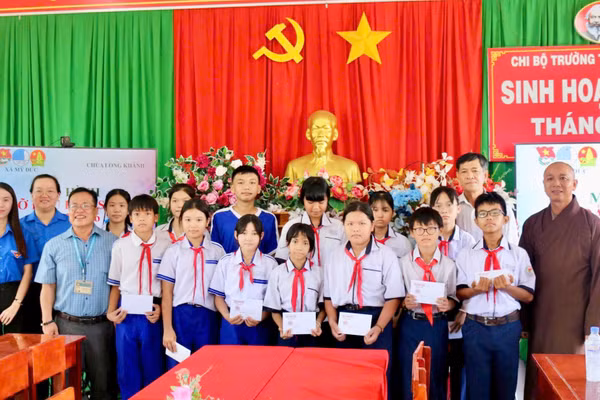 Đoàn Thanh niên xã Mỹ Đức phối hợp Trường trung học cơ sở Mỹ Đức hỗ trợ các học sinh có hoàn cảnh khó khăn. (Ảnh: Đoàn Thanh niên xã Mỹ Đức cung cấp)