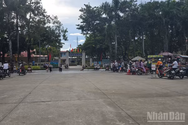 Phụ huynh An Giang đưa đón con em đi học. (Ảnh: THANH DŨNG)