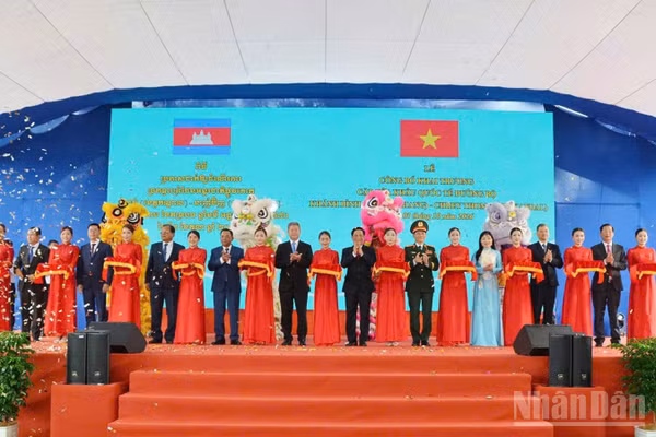 Quang cảnh cắt băng khai trương cặp Cửa khẩu quốc tế đường bộ Khánh Bình-Chrey Thom. (Ảnh: Thanh Dũng)
