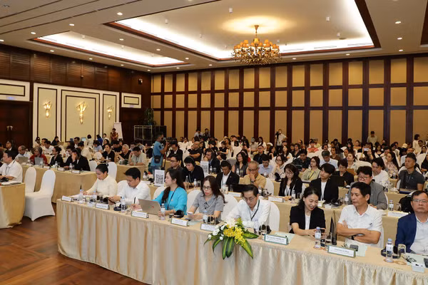 Đông đảo chuyên gia, nhà nghiên cứu, nhà làm phim đến dự hội thảo.