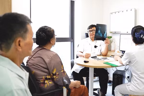 Thạc sĩ, bác sĩ Đỗ Vũ Anh tư vấn cho bệnh nhân về kỹ thuật điều trị mới.