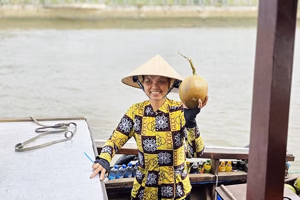 Mưu sinh trên sông. Ảnh: SONG ANH 