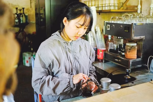 Ngoài giờ học, Ly tranh thủ làm thêm tại quán cà-phê để kiếm thêm thu nhập. Ảnh: TẤN LỰC