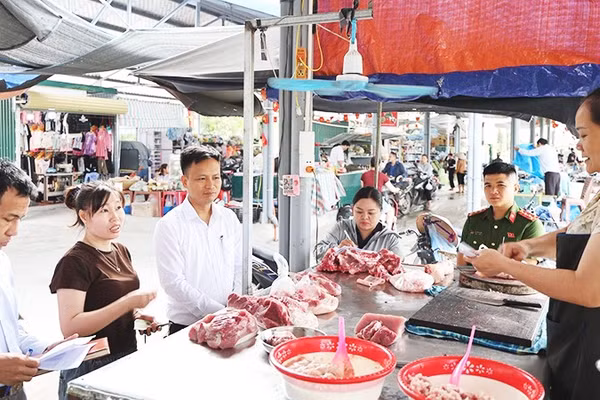 Tuyên truyền, hướng dẫn hộ kinh doanh nâng cao ý thức tuân thủ pháp luật tại xã Tam Hưng, Hà Nội. 