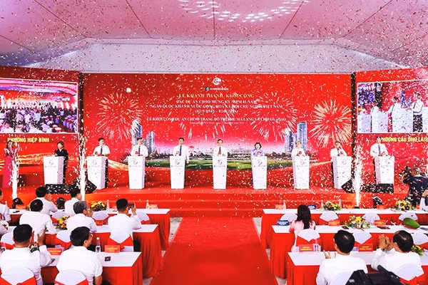Các đại biểu ấn nút khởi công các dự án trọng điểm về chỉnh trang đô thị.