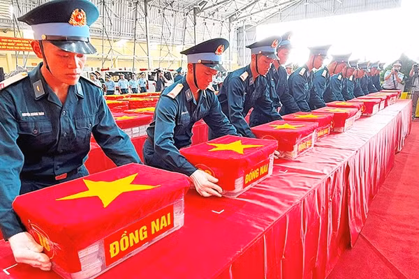 Bàn giao thêm hơn 13,5 nghìn mẫu sinh phẩm hài cốt liệt sĩ cho các trung tâm giám định