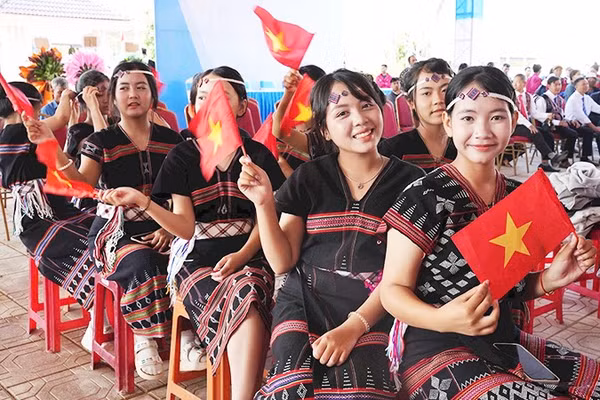 Học sinh A Lưới chào đón sự kiện khánh thành trường PTNT liên cấp và khai giảng năm học mới 2026-2027.