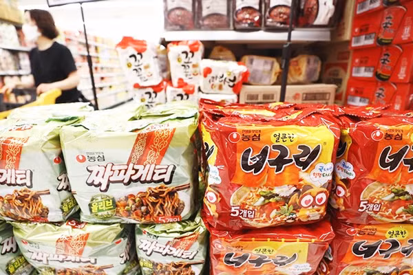Thế giới hiện đại tiêu thụ hơn 100 tỷ phần mì ăn liền mỗi năm. Ảnh: KOREA TIMES