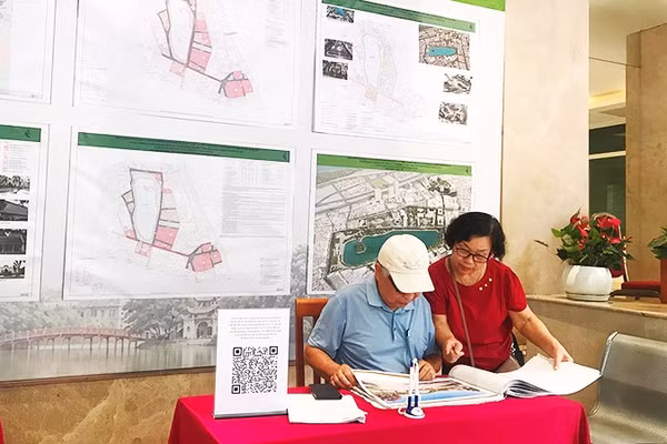 Người dân xem và góp ý với phương án điều chỉnh quy hoạch tại Trụ sở UBND phường Hoàn Kiếm, 126 phố Hàng Trống. Ảnh: HOÀNG HOA