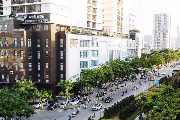 Các biển hiệu mang nhiều thứ tiếng trên một tòa nhà. Ảnh: K.MINH