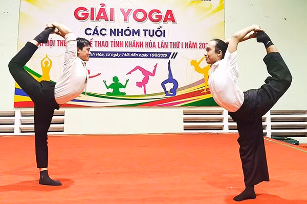 Lê Minh Vũ (bên phải) tham gia công tác trọng tài Giải Yoga tỉnh Khánh Hòa 2026.