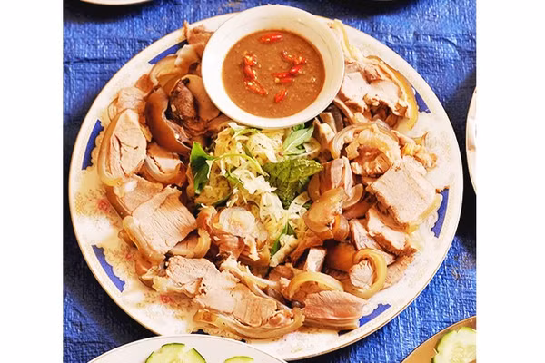 Thịt luộc mắm tép. Ảnh: SONG ANH