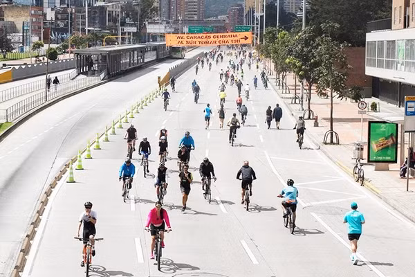 Một tuyến đường cho người đi bộ và xe đạp tại Bogotá. Ảnh: THE GUARDIAN