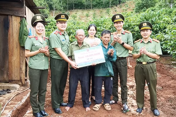 Bộ Công an hỗ trợ nhà ở cho gia đình ông A Drua tại thôn Kon Teo Đăk Lấp, xã Đăk Pxi.