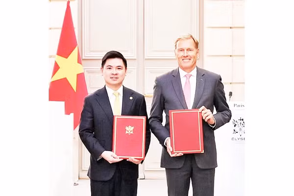 Ông Đỗ Vinh Quang, Phó Chủ tịch T&T Group, Chủ tịch Vietravel Airlines và ông Wouter van Wersch, Chủ tịch Airbus International trao thỏa thuận hợp tác mua 50 máy bay thế hệ mới. Ảnh: T&T GROUP